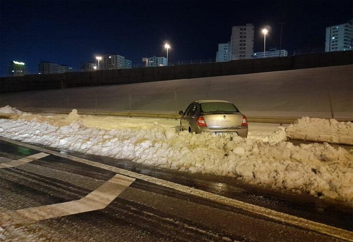Kar yağışı İstanbul'u esir aldı, onlarca araç yolda kaldı! Sahiplerini bekliyorlar...