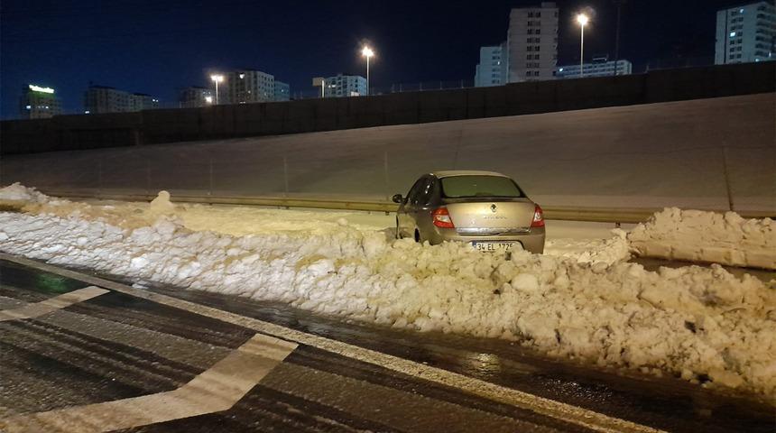 Kar yağışı İstanbul'u esir aldı, onlarca araç yolda kaldı! Sahiplerini bekliyorlar...