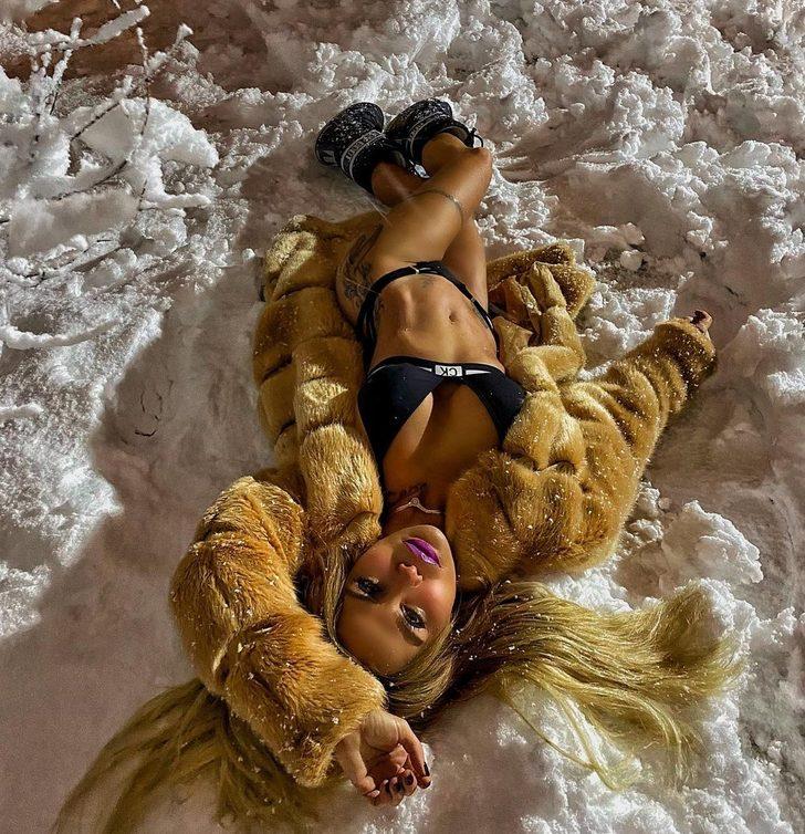 Berna Arıcı'dan iç çamaşırıyla kar pozu! Yorum yağdı G4