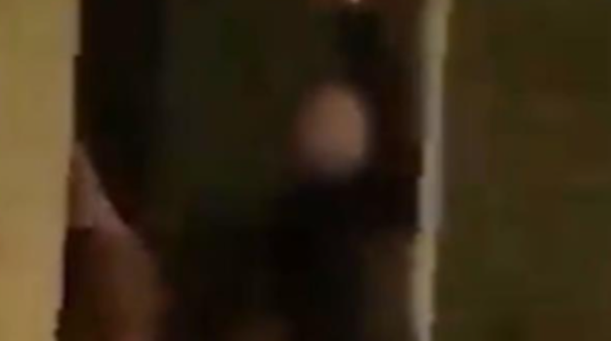 İskoçya’da sokak ortasında cinsel ilişkiye giren çift, kameralara yakalandı! Yoldan geçenlere selam verdiler