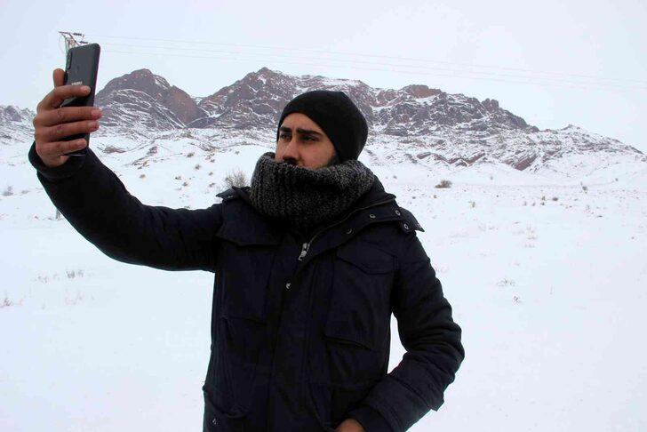 ‘Dünyadaki Mars’ olarak bilinen Eğribucak-Emirhan kayalıkları kar altında kaldı! Gören telefona sarıldı G4