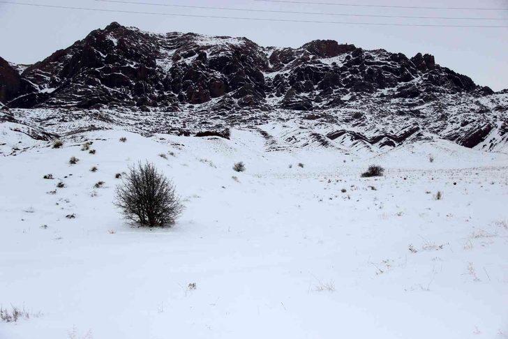 ‘Dünyadaki Mars’ olarak bilinen Eğribucak-Emirhan kayalıkları kar altında kaldı! Gören telefona sarıldı G3