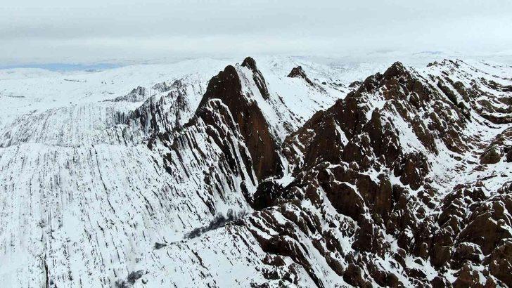 ‘Dünyadaki Mars’ olarak bilinen Eğribucak-Emirhan kayalıkları kar altında kaldı! Gören telefona sarıldı G2