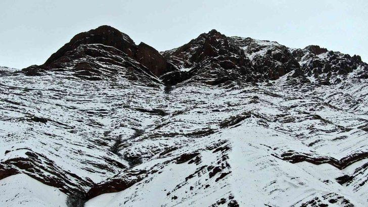 ‘Dünyadaki Mars’ olarak bilinen Eğribucak-Emirhan kayalıkları kar altında kaldı! Gören telefona sarıldı G1