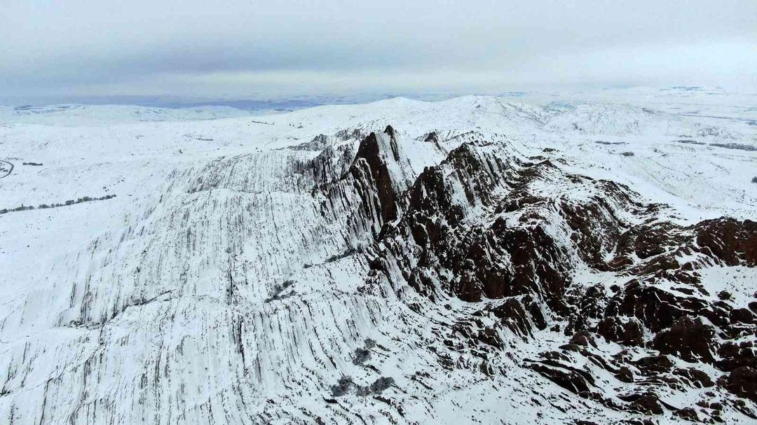 &lsquo;D&uuml;nyadaki Mars&rsquo; olarak bilinen Eğribucak-Emirhan kayalıkları kar altında kaldı! G&ouml;ren telefona sarıldı