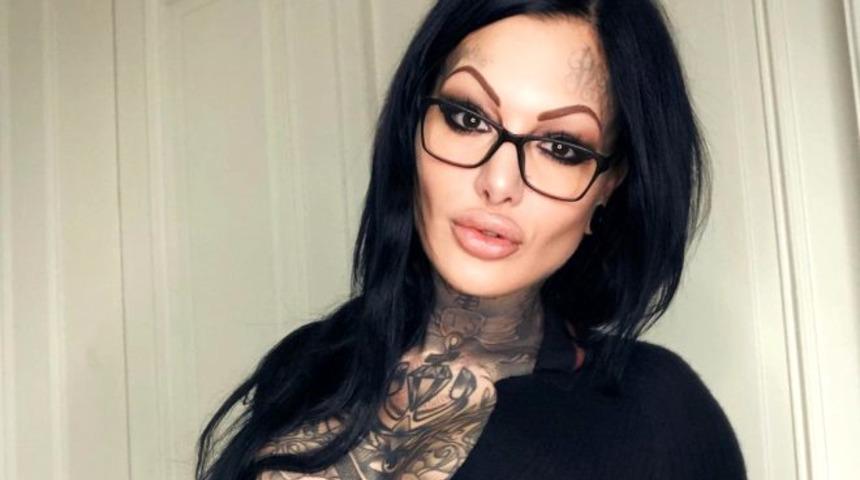 M&uuml;stehcen fotoğraflarını satan modeli şaşırtan talep! En &ccedil;ok istenilen pozunu a&ccedil;ıkladı