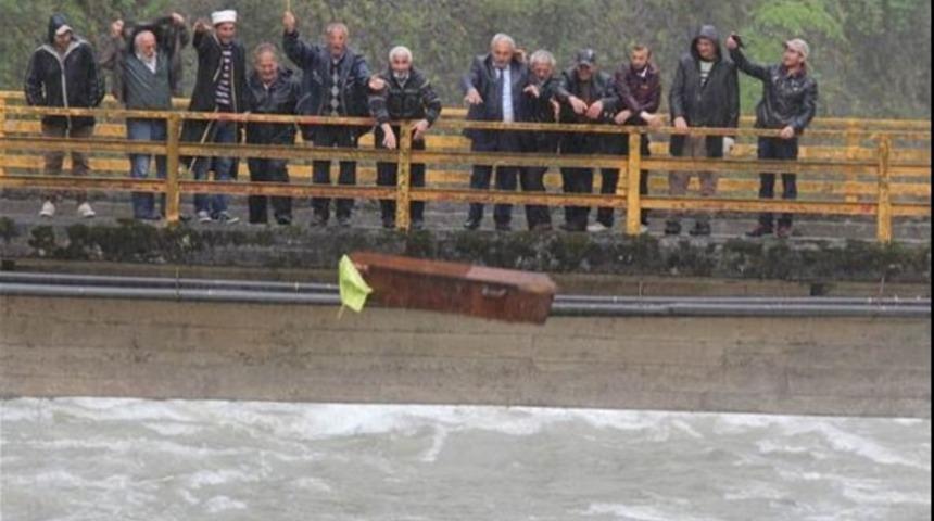 Rize'de ilginç tabutlu protesto