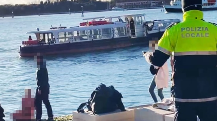 Savaş anıtının üzerinde üstsüz güneşlenen turist şehirden kovuldu! Sosyal medya bu anları konuşuyor