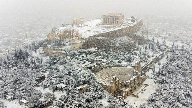 Atina'da antik Akropolis kenti karlar altında