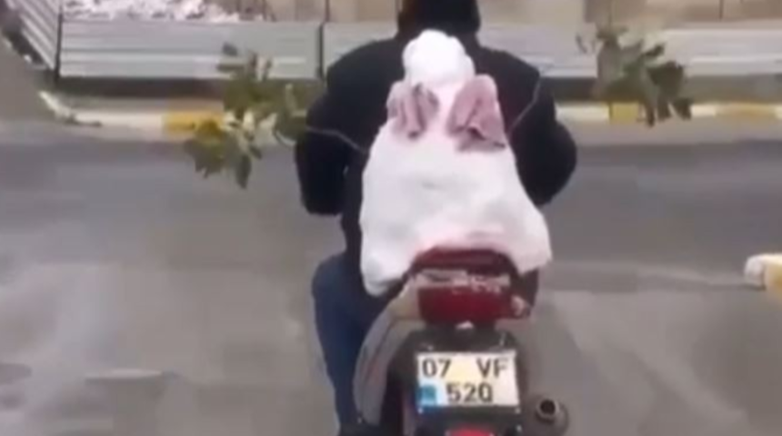 Antalya'ya 29 yıl sonra kar yağdı, kardan adamla şehir turu attı 