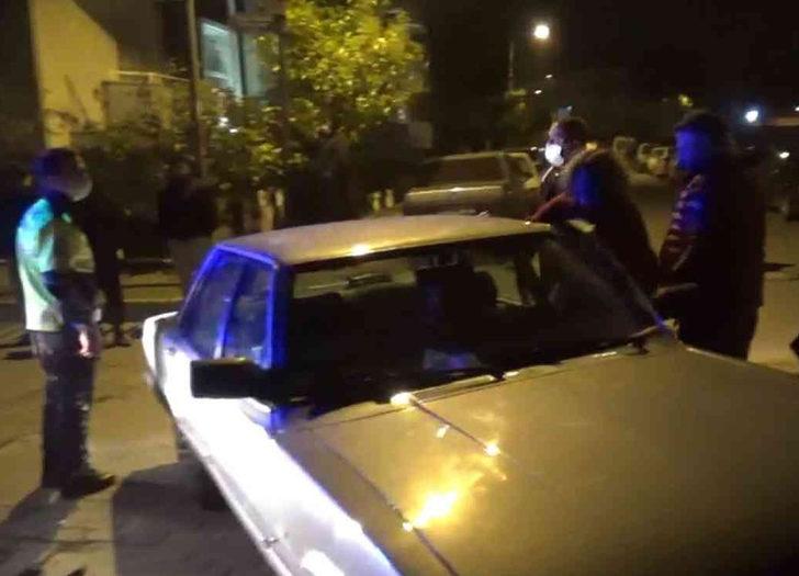Polis ekiplerinin zor anları! Durdurulan araçtaki alkollü kadın bir anda bağırmaya başladı