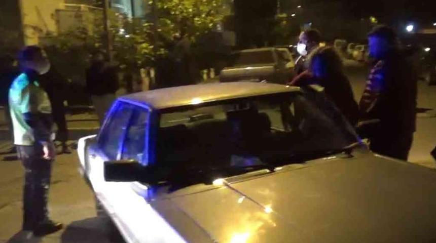 Polis ekiplerinin zor anları! Durdurulan araçtaki alkollü kadın bir anda bağırmaya başladı