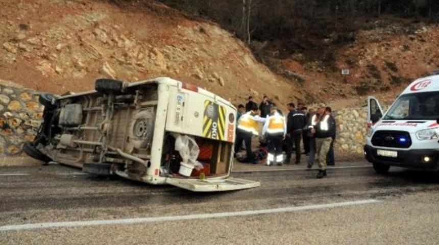 Tokat'ta &ouml;ğrenci servisi devrildi: 16 yaralı