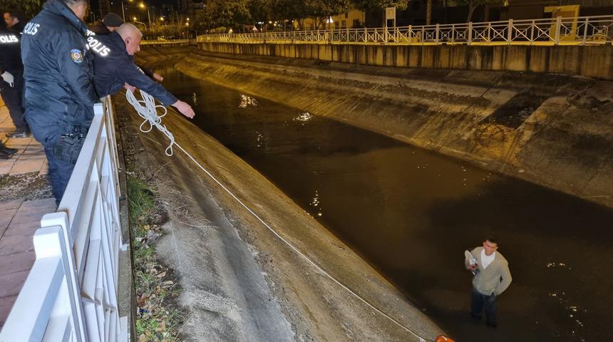 Bekçilerden kurtulmak için her şeyi denedi! Sulama kanalına girdi, intihara kalkıştı...