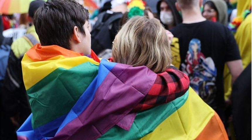 LGBT hakları: Fransa s&ouml;zde 'eşcinsellik d&ouml;n&uuml;şt&uuml;rme terapilerini' yasakladı