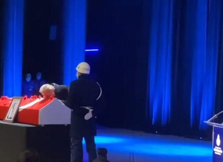 Fatma Girik'e son veda! Ediz Hun'un sahnede zor anları! "Artık dört yapraklı yonca yok" G3