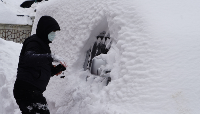 Kastamonu'ya kar yağdı, hayat durma noktasına geldi! Herkes arabasını arıyor