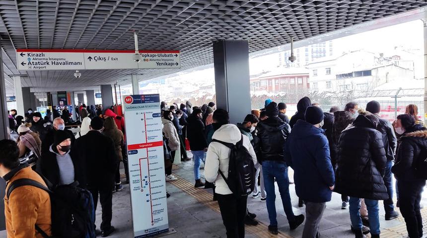 İstanbul'da metroda arıza! Yolcular durakta bekledi