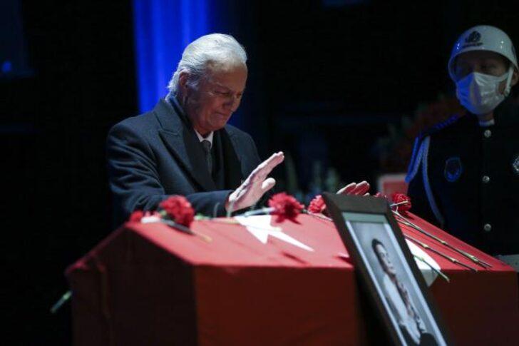 Fatma Girik'e son veda! Ediz Hun'un sahnede zor anları! "Artık dört yapraklı yonca yok" G4