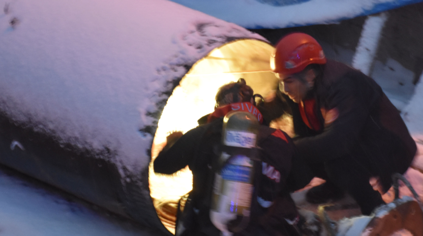 Sivas'ta itfaiyeciler işçiyi kurtarabilmek için seferber oldu! Boru içinde mahsur kaldılar 