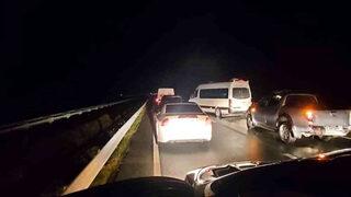 Karadeniz Sahil Yolu ulaşıma kapandı! Vatandaşlar heyelan anını görüntüledi