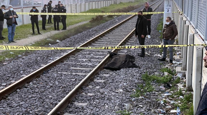 Tren yolunda gözyaşlarına boğuldular! Karşıya geçmeye çalışırken...