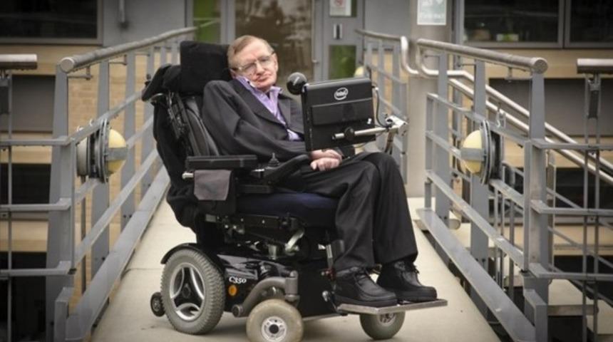 İngiliz fizikçi Stephen Hawking Roma'da hastaneye kaldırıldı