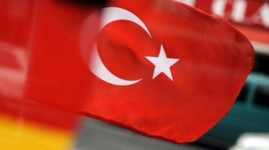Almanya: Anayasal haklarımızdan T&uuml;rk siyaset&ccedil;iler yararlanamaz