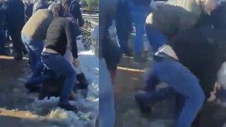 Linç girişimi kamerada! Boşanma aşamasındaki eşini bıçakladı, çevredekiler kadını kanlar içerisinde görünce...