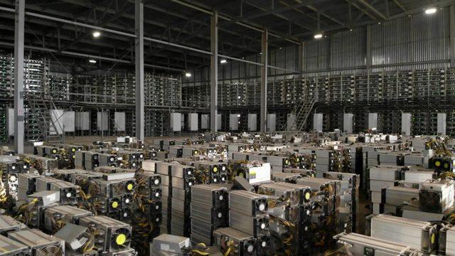 Madenin 8 deposunda 50 bin makine Bitcoin ve diğer kripto paraları kazanmak için çalışıyor