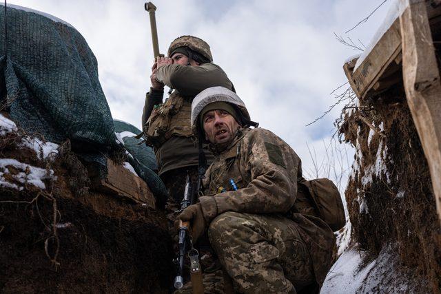 Luhansk yakınlarındaki siperlerde bekleyen Ukraynalı askerler