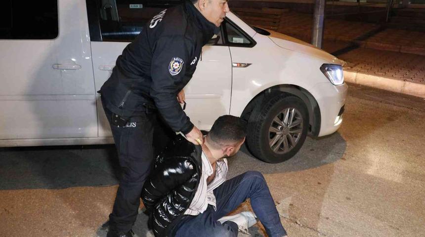 Adana'da hareketli anlar! Polisten kaçan alkollü sürücü ortalığı karıştırdı, sonunda böyle yakalandı