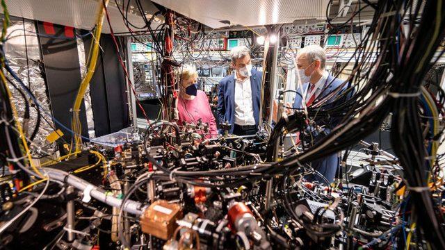 Almanya Başbakanı Angela Merkel, Eyül 2021'de bir kuantum araştırma merkezini ziyaret etti
