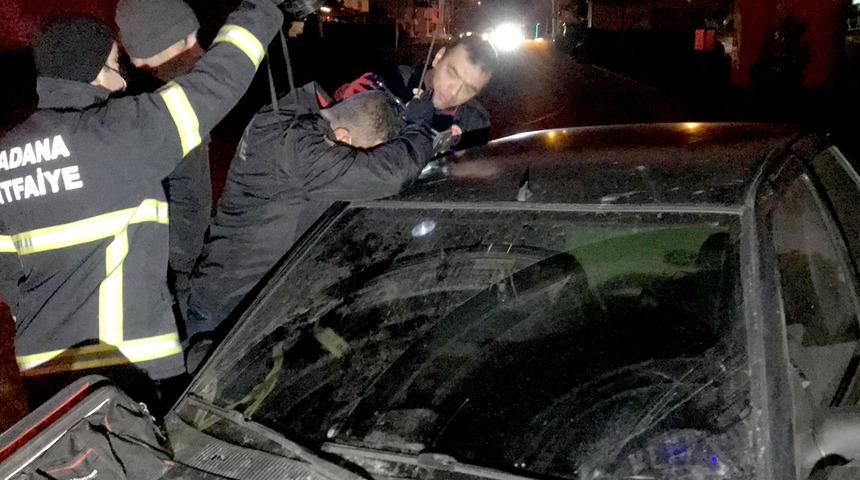 Adana'da ilginç olay! Kaza yaptığı otomobilde uyuyakaldı