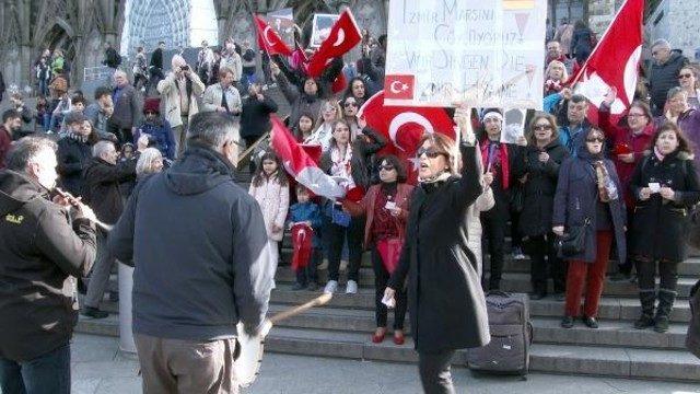 Tarihi katedral önünde davullu zurnalı İzmir Marşı