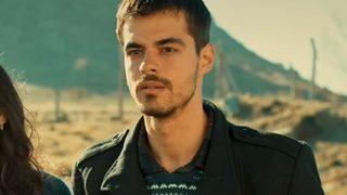 Yakışıklı oyuncu Berk Atan rol arkadaşı Gülsim Ali ile samimi pozunu paylaştı!