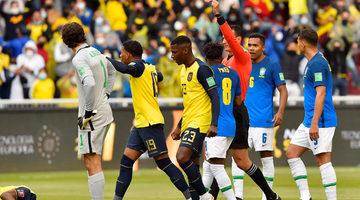Fenerbahçeli Valencia'ya insanlık dışı faul! Bir anda yere yığıldı! Maçın hakemi kırmızı kart gösterdi ama...
