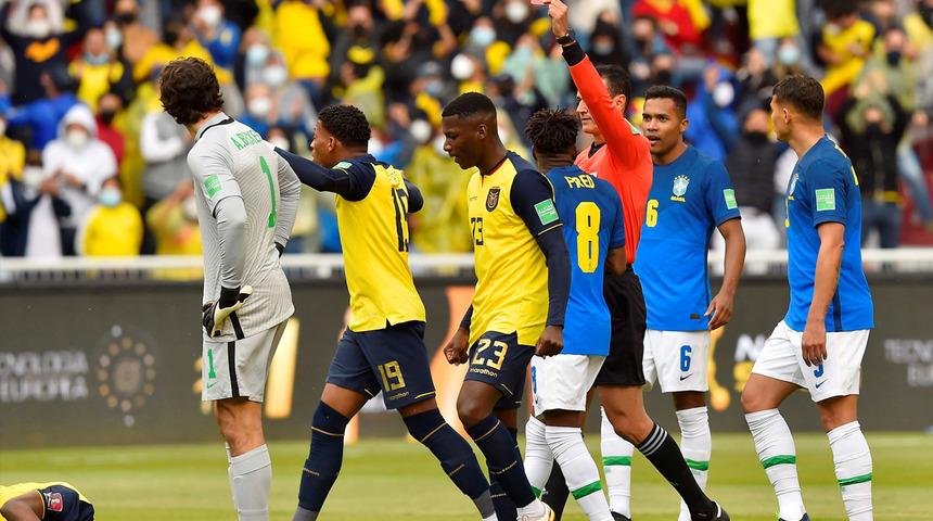 Fenerbahçeli Valencia'ya insanlık dışı faul! Bir anda yere yığıldı! Maçın hakemi kırmızı kart gösterdi ama...