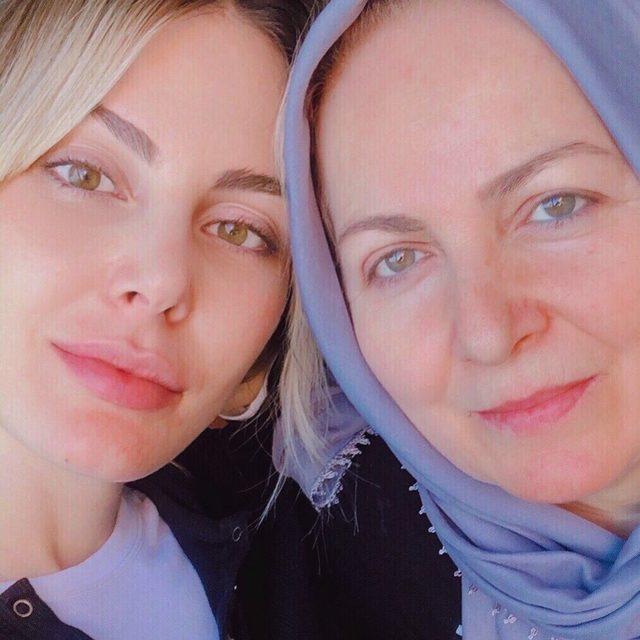 Hande Sarıoğlu'nun annesiyle benzerliği dikkat çekti! ''Güzelliğim annemden'' demişti