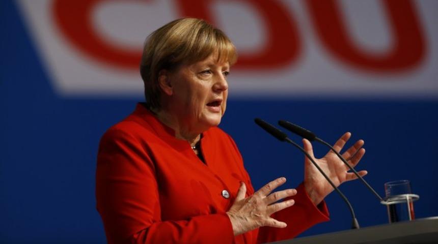 Merkel'den T&uuml;rkiye hakkında k&uuml;stah s&ouml;zler