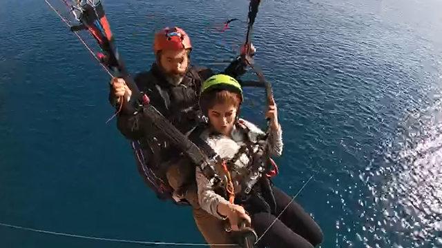 Korku dolu anlar! Yamaç paraşütüne misina takıldı