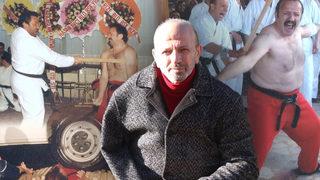 Kolu ve vücuduyla sopa ve kiremitler kırdı, üzerinden otomobiller geçirdi! Karate antrenörü Mehmet Karaaslan'dan kahreden haber