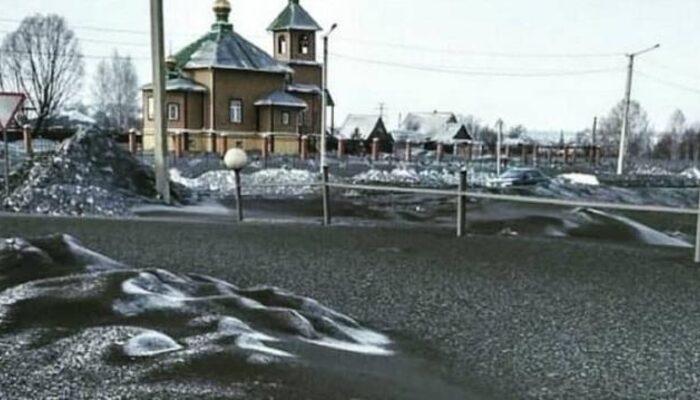Rusya’nın Omsukchan köyüne siyah kar yağdı! Görenler şaşkınlığını gizleyemedi