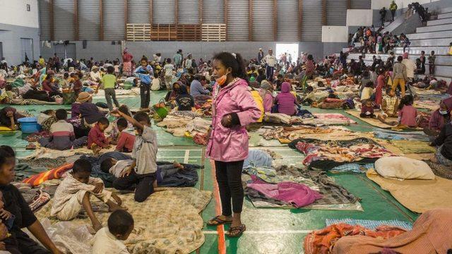 Madagaskar'da okullar ve spor salonları sığınma merkezlerine dönüştürüldü..