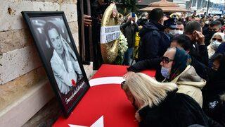 Usta sanatçı Fatma Girik Bodrum'da son yolculuğuna uğurlandı! Hayat arkadaşının yanına defnedildi