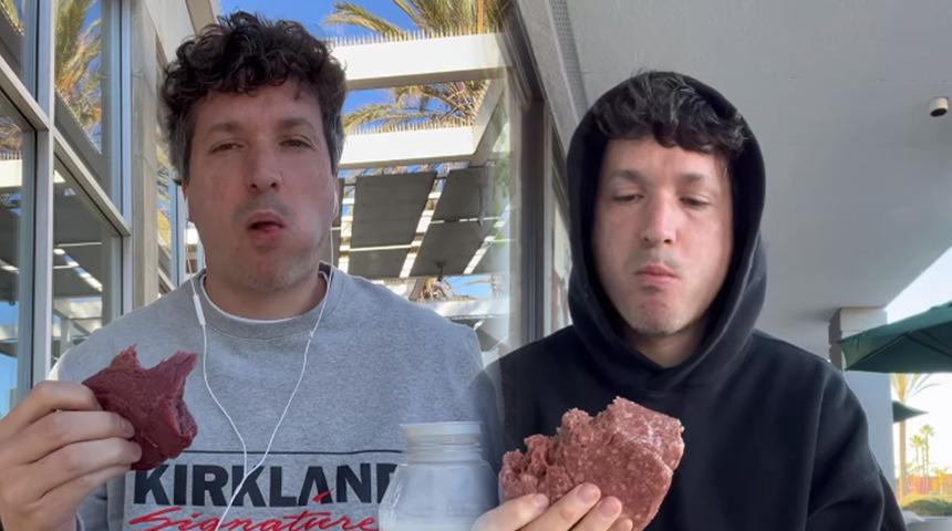 Dünya bu adamı konuşuyor! Çiğ et yiyerek ne kadar hayatta kalabileceğini test ediyor