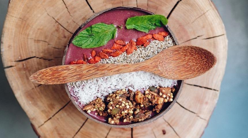 Diyet yapıp da hep aynı tariflerden sıkılanlar: Öğünlerinizi renklendirecek 3 farklı smoothie bowl tarifi