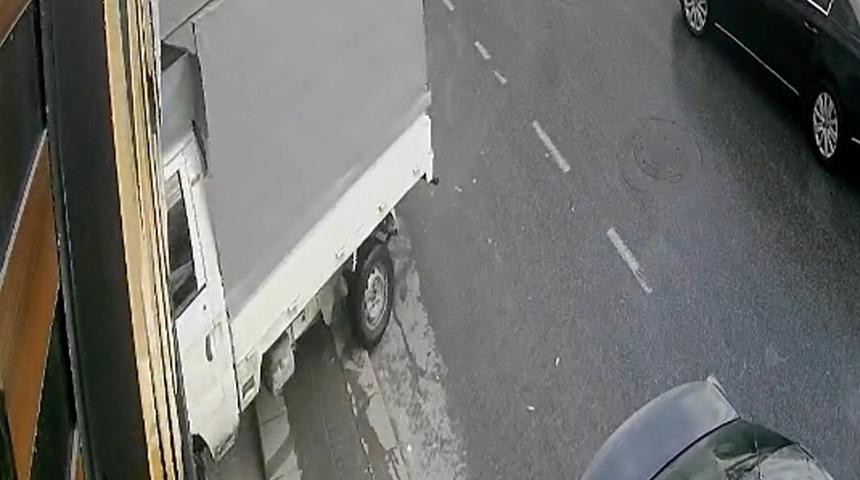 Küçükçekmece'de el freni çekilmeyen kamyonet fırına daldı