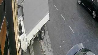 Küçükçekmece'de el freni çekilmeyen kamyonet fırına daldı