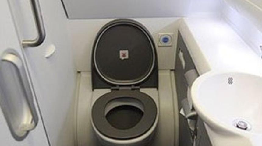 U&ccedil;ak tuvaletinde &ouml;l&uuml; bebek şoku!